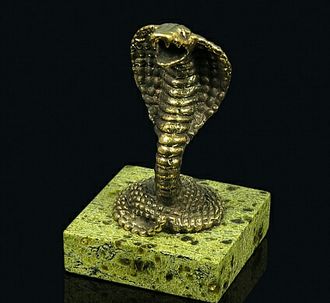 Кобра из бронзы на подставке из змеевика 42*42*67мм