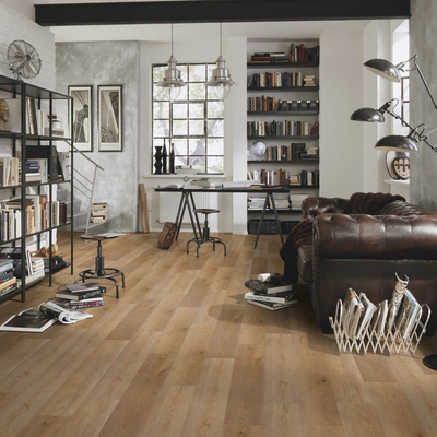 Виниловый пол Wineo 400 Wood Energy Oak Warm DB00114 в интерьере комнаты