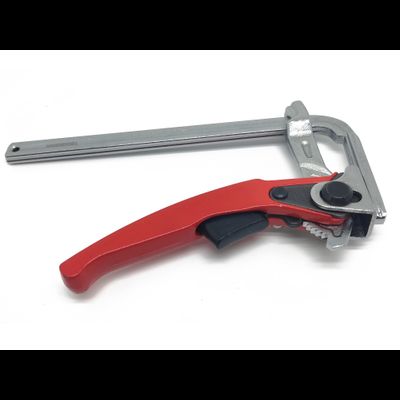 Струбцина для установки в паз с храповым механизмом