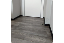 Практичное решение: установка черного плинтуса Dollken S60 - функциональное решение для любого помещения, сочетающее практичность и эстетическую привлекательность.