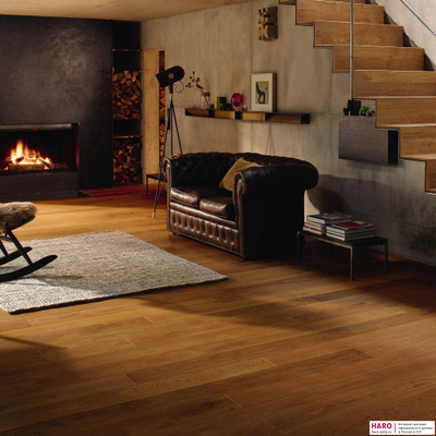 Декор паркетной доски Haro Дуб Дымчатый (Янтарный) Маркант Браш 4V 528678 в интерьере гостиной