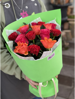 букет из 15 разноцветных роз