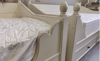 Кровать-кушетка с выдвижными ящиками и спинкой.