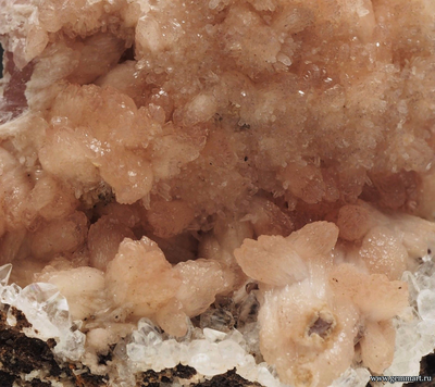 Ольмиит и кальцит. Южная Африка. 54*44*38мм.