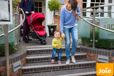 Joie Litetrax 3 – это легкая, устойчивая трехколесная прогулочная коляска, комфортная для малыша и удобная для родителей. 