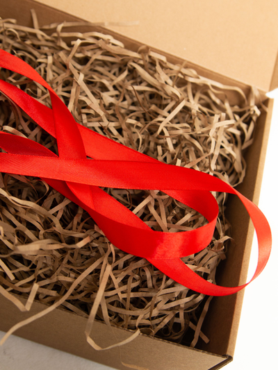 3 штуки - Подарочная коробка с наполнителем КРАФТ и красной лентой (32x22x10 см)