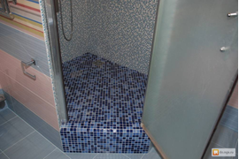 Облицовка поддона душевой кабины штучной мозаикой