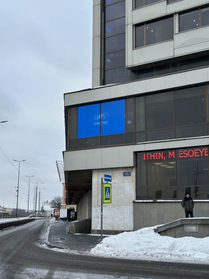 Видеоэкран в витрине. 4480 х 2720 мм Шаг пикселя 5 мм.