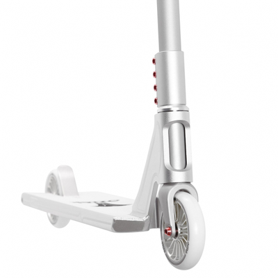 Серебристый трюковой самокат AZTEK Fountain Complete, идеальный для уличных трюков.