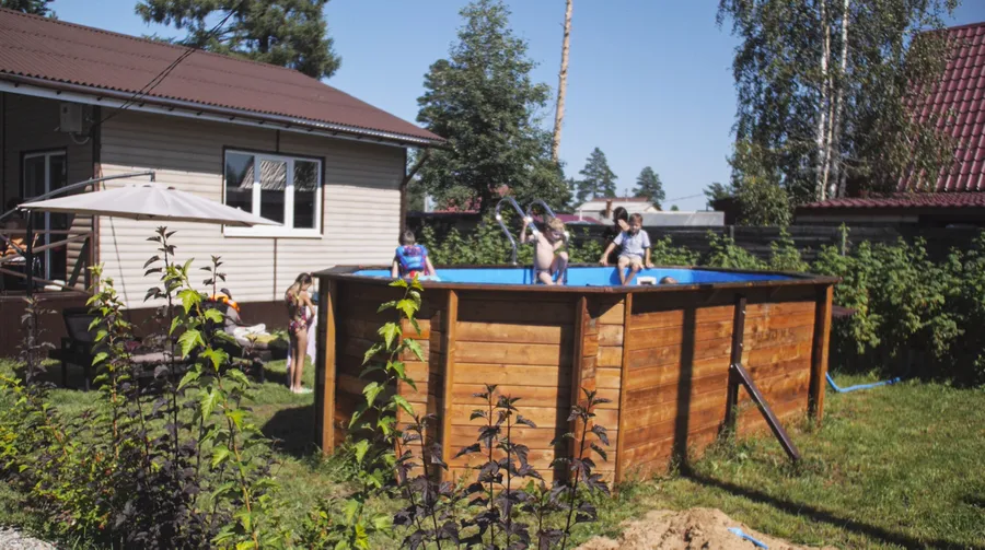 Бассейн "Баргузин" установлен на поверхности без бетонных работ, приобретен заказчиком в базовой комплектации и собран самостоятельно. 