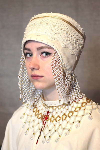 Русский народный женский головной убор "Повойник с жемчугами".