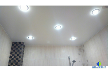 Натяжной потолок в ванной  комнате со встроенными лампочками.
г. Никольское,Ленинградская область