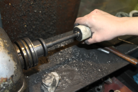 Окончательная доводка втулки плунжера на доводочной бабке
