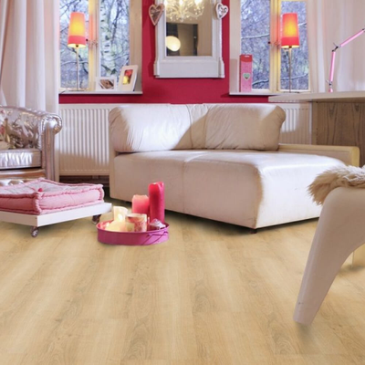 Виниловый пол Wineo 800 Wood Wheat Golden Oak DB00080 в интерьере комнаты