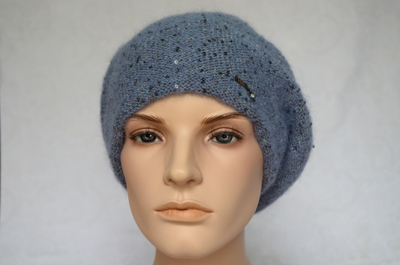 Женский вязаный берет голубого цвета с пайетками фото беретов Италии Визио