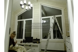 Высокие шторы в спальню хозяев.