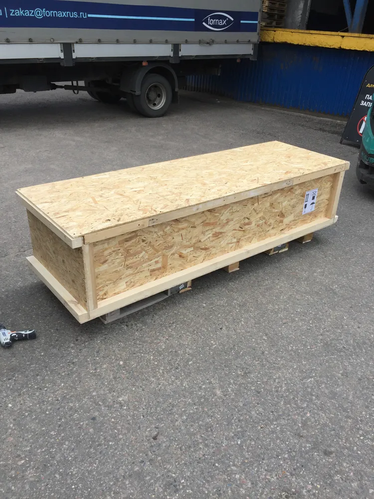 Пример жесткой упаковки, которую мы используем для перевозки стеновых панелей и штапика из массива дерева длиной 2,2 метра - изготовленный деревянный ящик, выставленный на паллеты.