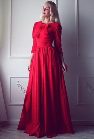 Длинное красное платье с бантом спереди