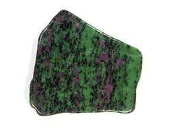 Корунд красный в цоизите, срез полированный (светится в УФ), Танзания (95*94*10 мм, 208 г) №24848