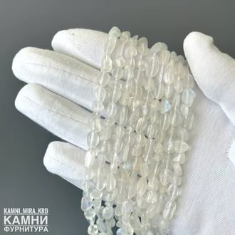 Лунный камень полупрозрачный с голубой иризацией, галтовка малые камешки 4-10х3-4 мм, цена за нить 19 см