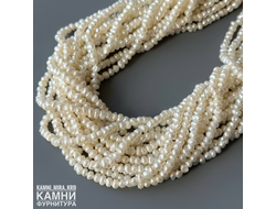 Жемчуг речной белый мелкий 1А плосковатый фри-форм 3,5-3,8х2-2,8 мм с щербинками, цена за нить 17 см