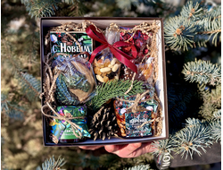 НОВОГОДНИЙ НАБОР "СРЕДНИЙ" ДЖЕМ, МЁД-СУФЛЕ, АРОМАТНЫЙ ЧАЙ, БЕЛЬГИЙСКИЙ ШОКОЛАД В АССОРТИМЕНТЕ