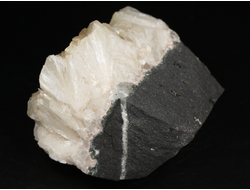 Стильбит, сросток кристаллов, Индия (60*50*43 мм, 155 г) №29850