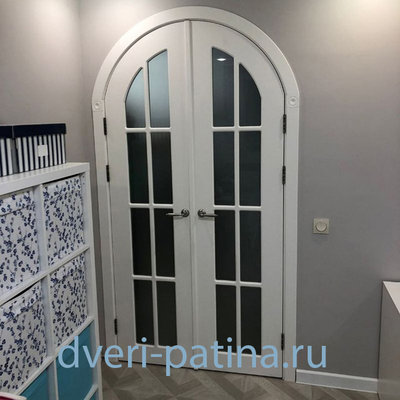 Арочная межкомнатная дверь Англия, матовое стекло. Фото в интерьере квартиры.