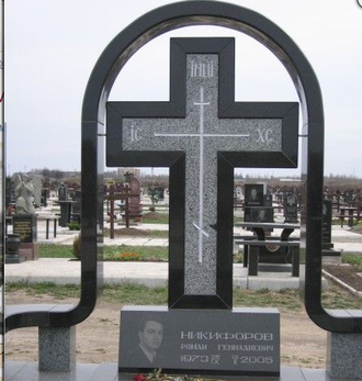 Фото памятника в виде креста с аркой по верху в СПб