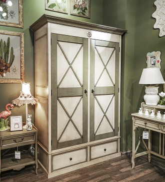 Шкаф для одежды двустворчатый, двери с перекрестиями.