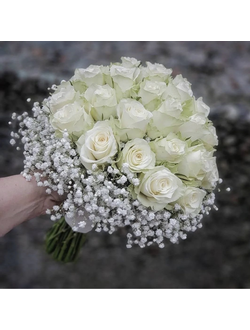 букет из 35 белых роз и гипсофилы