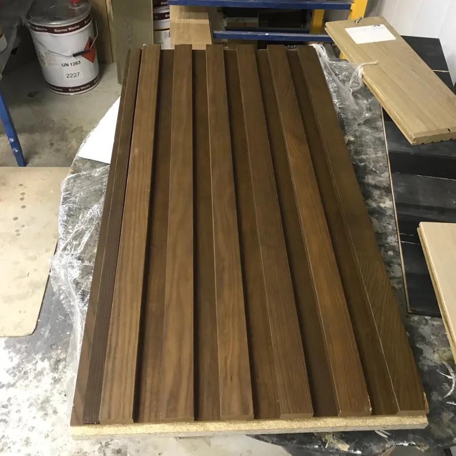 Изготовленный образец реечной панели из массива термоясеня.