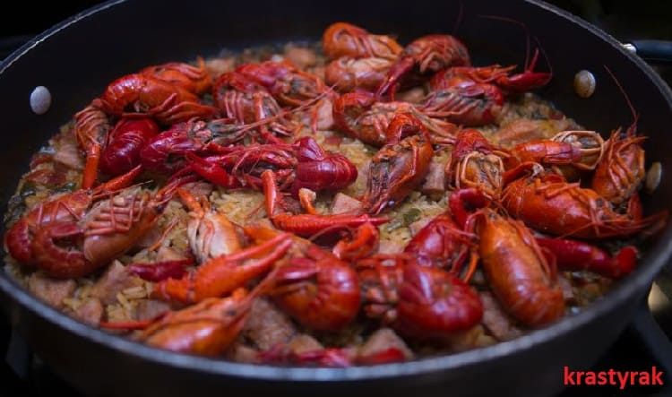 Вкусные раки в черной кастрюле