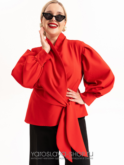 Элегантный женский костюм из красного жакета и черных брюк