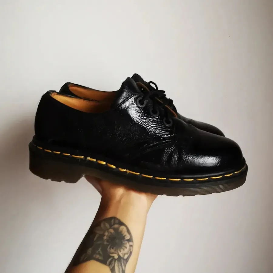 Черные полуботинки DR. Martens из натуральной кожи с яркой желтой строчкой. Представлены в размерах от 36 до 45. Дополнят и завершат любой образ.