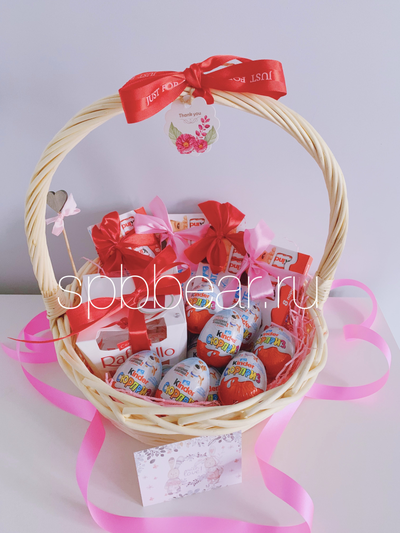 Подарочная корзина Киндер сюрприз и Рафаэлло