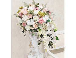 Композиция из искусственных цветов на статуэтке Ангелочка Ванильное небо № СА02/Купить на АОАБУКЕТ