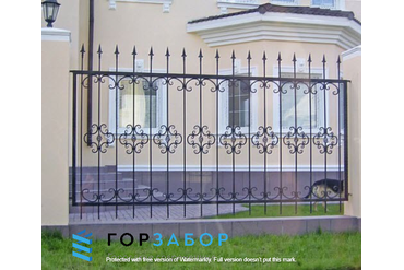 Кованая секция между бетонными столбами с установкой