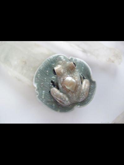 Коллекционное кольцо с лягушкой и жемчужиной "Капель в туманном саду"