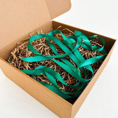 Подарочная коробка GILEV 32x32x12см (3 штуки) с наполнителем и зеленой лентой