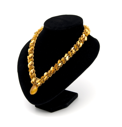 Колье из бисера и янтаря, с кулоном из желтого янтаря