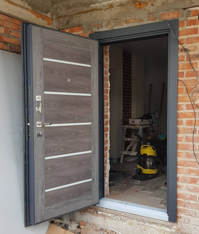 ЙОШКАР-ОЛА. АНТАРЕС. СТАЛЬ 2 мм. ТЕХНО СТРОНГ 115/ 125. МУАР СЕРЫЙ (Ral 7024)/ ДУБ ШАЛЕ СЕРЕБРО-СТЕКЛО СВЕТЛОЕ