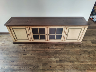 Тумба под ТВ с 4 дверьми, на цоколе.