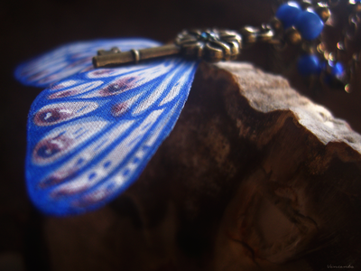 "Ключик от неба", бохо-подвеска с сапфиром и шёлковыми крылышками феи