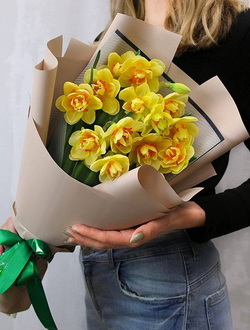 Букет из 15 нарциссов