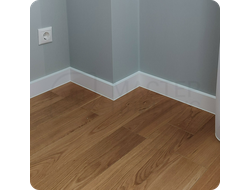 Плинтус ХДФ Dollken Cubu Flex Life 100мм Х 2,5 м Белый RAL 9003 в интерьере 6