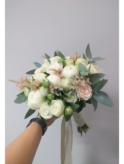 Букет невесты из белых пионов, пионовидных роз, астильбы и эвкалипта. Белый букет невесты