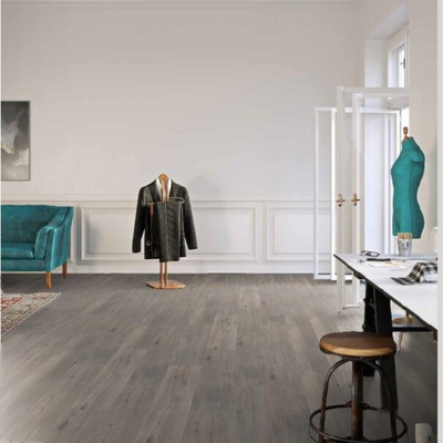 Ламинат Wineo Дуб Дикий Серый LA188MV4 в интерьере комнаты