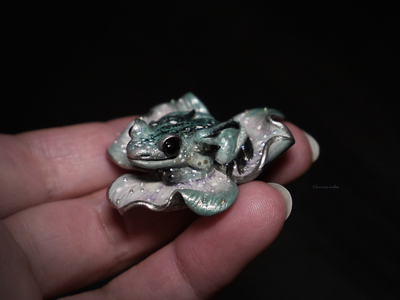 Мини-брошь с лягушкой "Принцесса весеннего леса" (4 см)