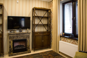 Стеллаж с нижней тумбой на резных ножках.